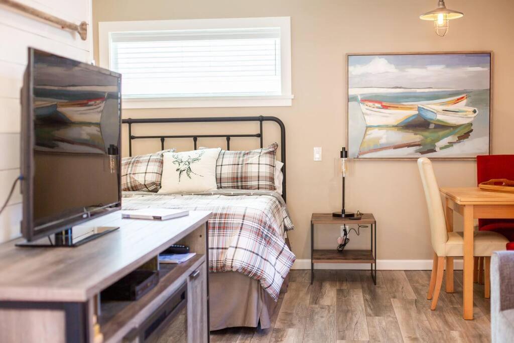 Raincoast Retreat At Shawnigan Lake! Екстериор снимка