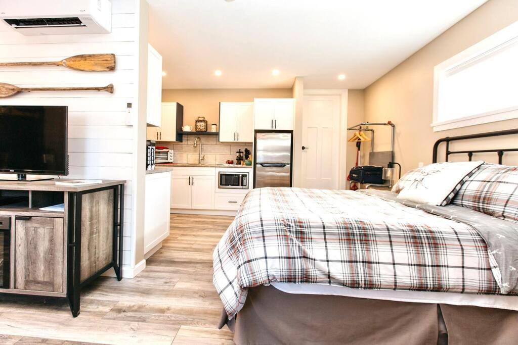 Raincoast Retreat At Shawnigan Lake! Екстериор снимка